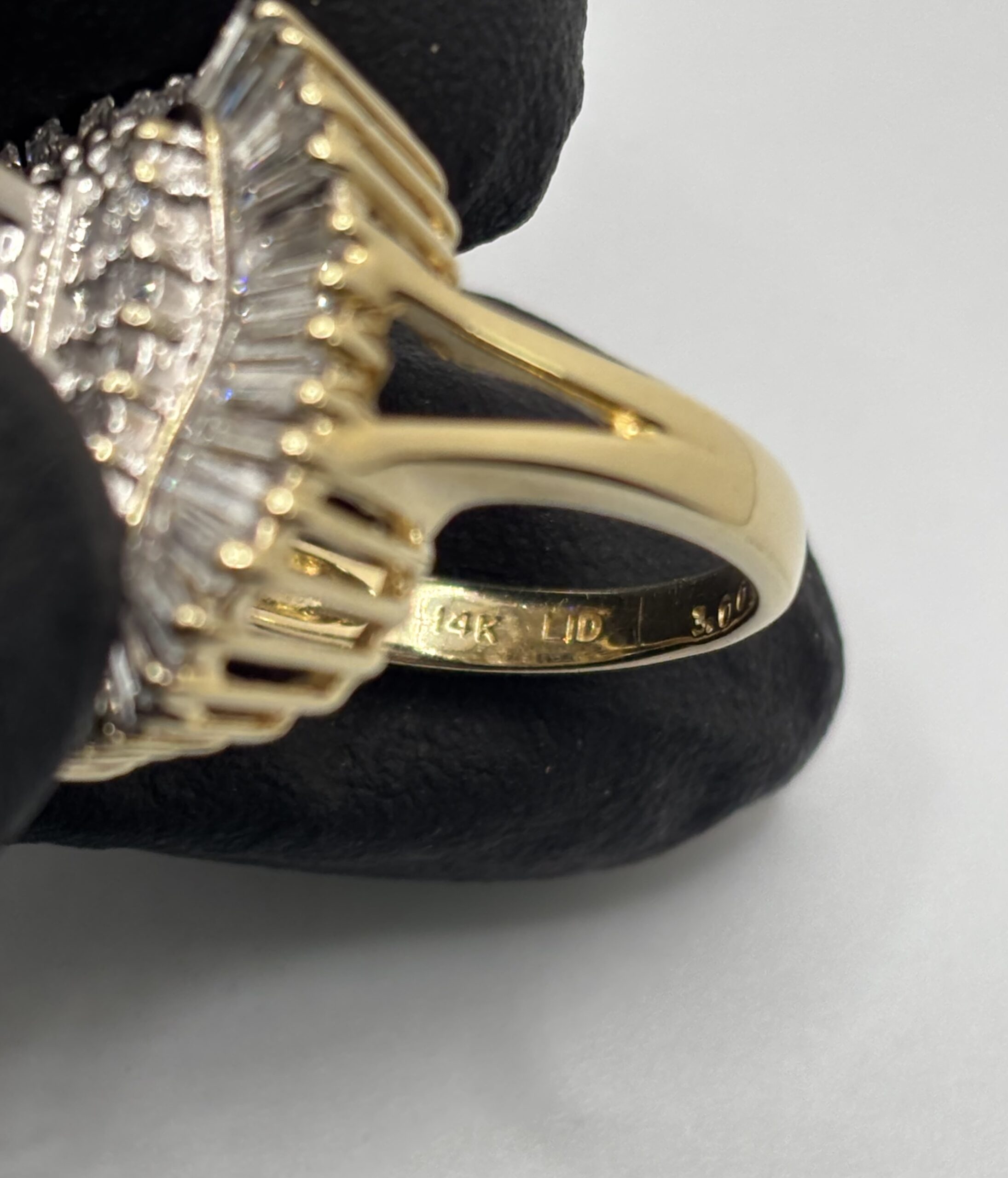 14KT Yellow Gold - 3 CT Diamond Cluster Ring - Size 7.5 - 11.7 Grams - Image 4