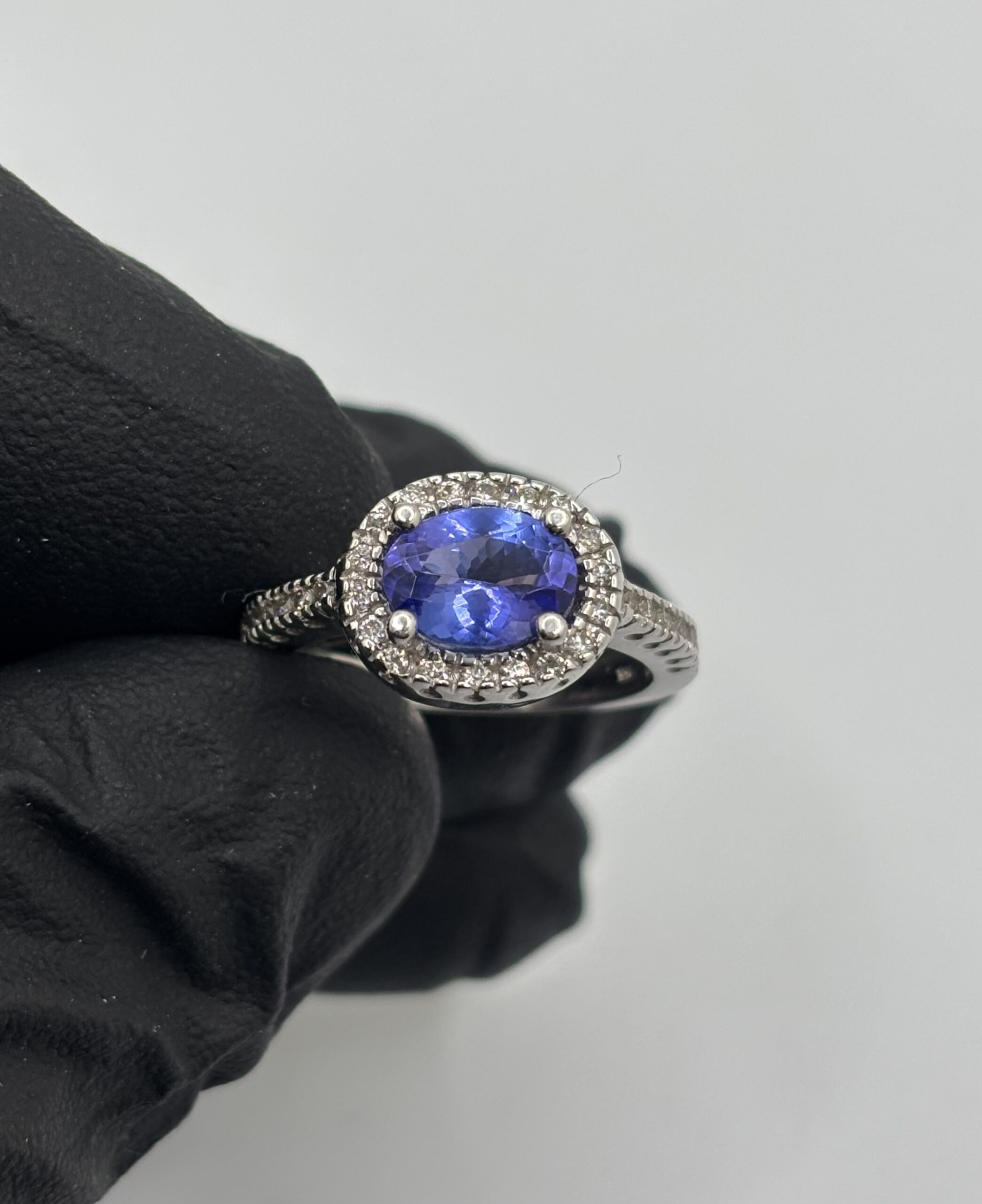 14KT White Gold - Tanzanite and Diamond Ring - Size 6 - 5.0 Grams