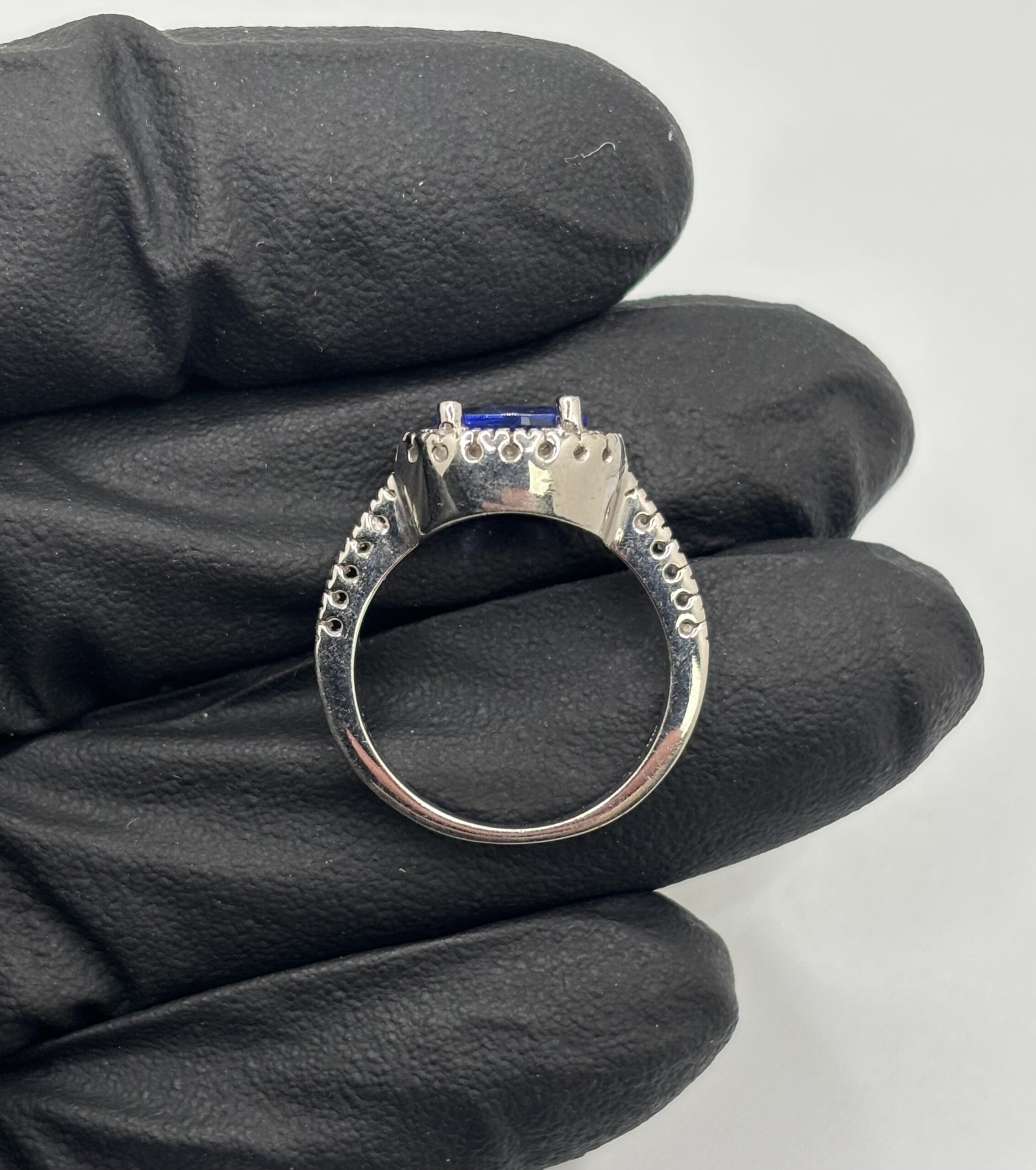 14KT White Gold - Tanzanite and Diamond Ring - Size 6 - 5.0 Grams - Image 2